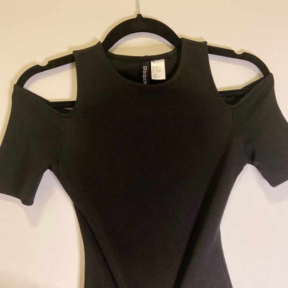 NWOT H&M off the shoulder flattering bodycon dress, ribbed fabric, size 2 - Picture 3 of 6